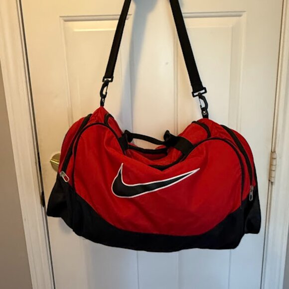Nike Red & Black Large Duffle bag great for men, women, or kids - Picture 3 of 8